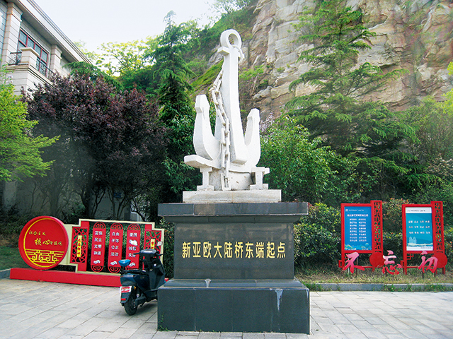 新亚欧大陆桥东端起点雕塑 马力摄.jpg 新亚欧大陆桥东端起点雕塑 马力摄.jpg
