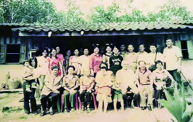 2005年家乡亲人赴泰国在橡胶园旧屋前合影.jpg 2005年家乡亲人赴泰国在橡胶园旧屋前合影.jpg