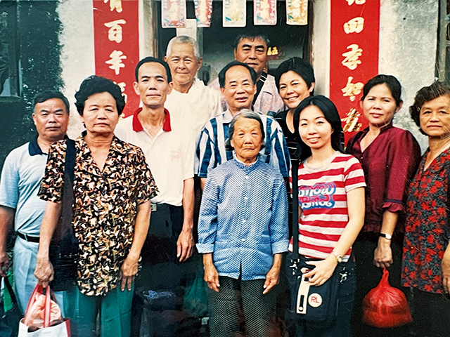 2005年作者细叔公回乡和亲人团聚.jpg 2005年作者细叔公回乡和亲人团聚.jpg