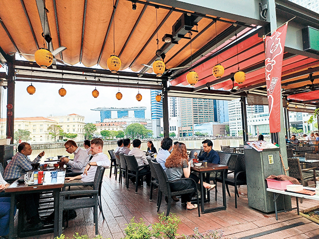 备受游客青睐的新加坡河畔美食屋.jpg