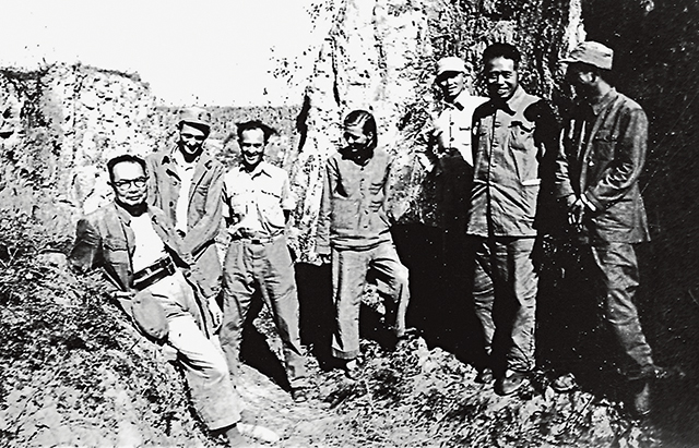 1948年叶剑英和外国专家在一起(左一为叶剑英、左三为柯鲁克、左四为伊莎白).jpg 1948年叶剑英和外国专家在一起(左一为叶剑英、左三为柯鲁克、左四为伊莎白).jpg