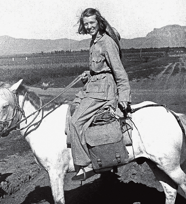 1948年伊莎白骑马奔赴石家庄.jpg 1948年伊莎白骑马奔赴石家庄.jpg