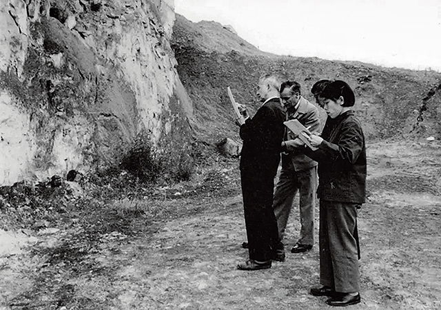 1979年6月杨遵仪先生在野外.jpg 1979年6月杨遵仪先生在野外.jpg