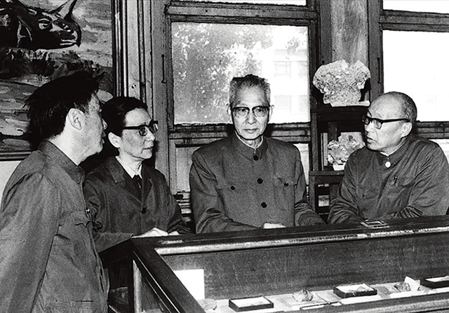 1982年,杨遵仪和王鸿祯(右1)、郝诒纯(左2)、杨式溥(左1),4位古生物学家讨论学科建设问题.jpg 1982年,杨遵仪和王鸿祯(右1)、郝诒纯(左2)、杨式溥(左1),4位古生物学家讨论学科建设问题.jpg