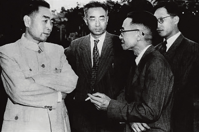 （左起）总理和孟昭英、梁思成、马大猷 .jpg