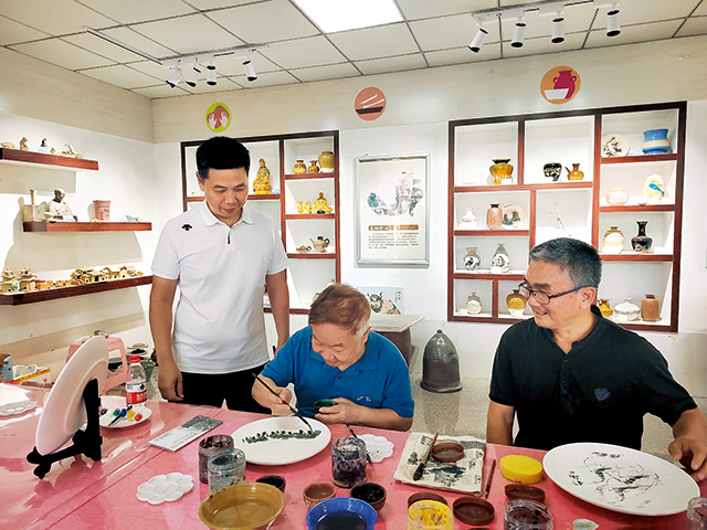 吴顺金与工艺大师在探讨陶艺(刘志峰摄影).jpg 吴顺金与工艺大师在探讨陶艺(刘志峰摄影).jpg