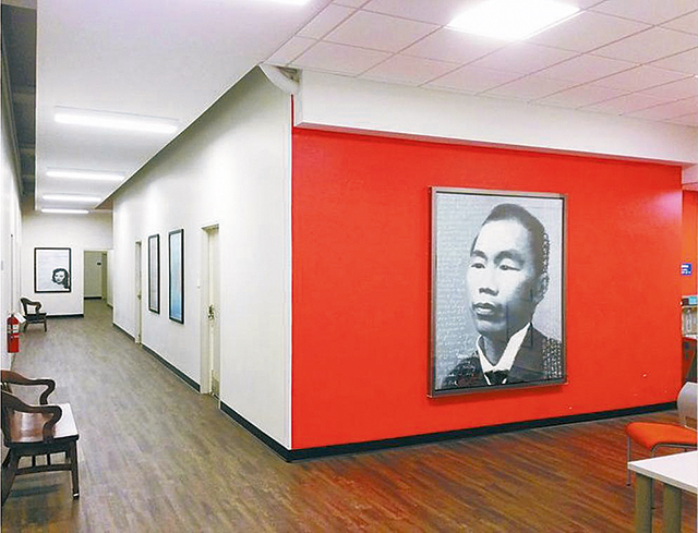 哥伦比亚大学东亚系悬挂的Dean Lung画像 照片提供:海龙.jpg 哥伦比亚大学东亚系悬挂的Dean Lung画像 照片提供:海龙.jpg