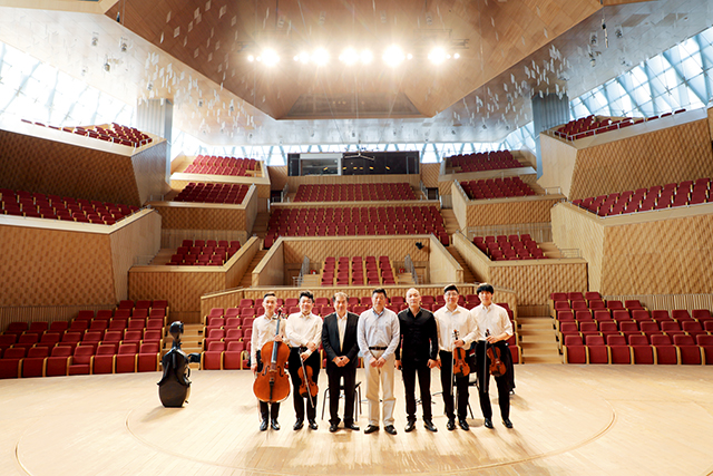 IMG_1217 2019年5月23日哈尔滨音乐厅与哈尔滨交响乐团团长左起第三人黄晓枫中间，和弦乐四重奏.jpg