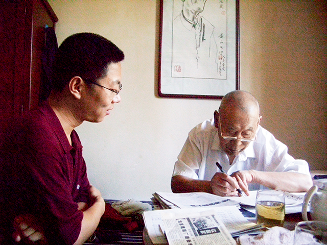 2009年6月笔者第一次采访刘金涛(右)时,其背景就是黄永玉2008年春为其画像.jpg 2009年6月笔者第一次采访刘金涛(右)时,其背景就是黄永玉2008年春为其画像.jpg