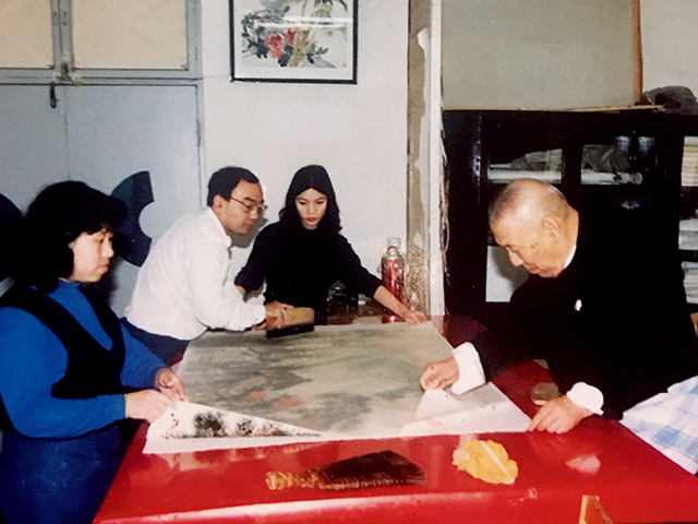 刘金涛(右一)与其子刘宪怀(左二)一起装裱字画.jpg 刘金涛(右一)与其子刘宪怀(左二)一起装裱字画.jpg