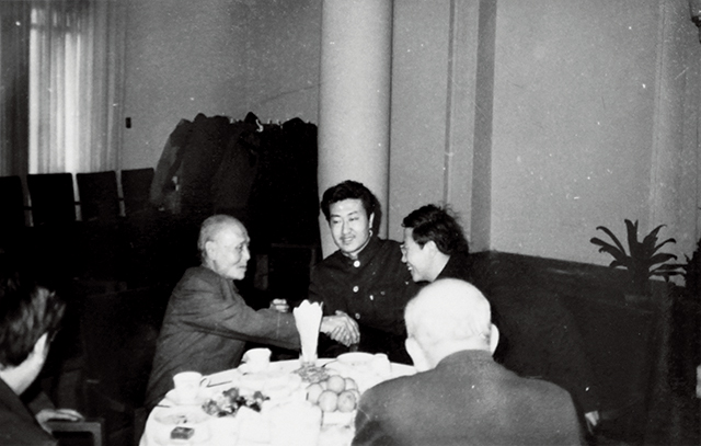 左起：张又君（黑婴）、邹士方（中）在茶话会上（1984年11月）.jpg