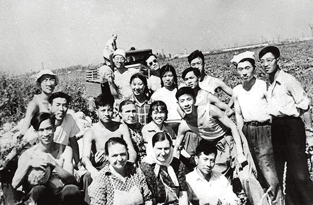 12.20世纪50年代留苏学生在莫斯科市郊国营农场劳动时与农场工人合影.jpg