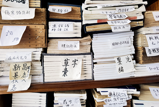 文学山房旧书店内摆放着各个历史时期的古籍.jpg 文学山房旧书店内摆放着各个历史时期的古籍.jpg
