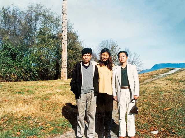 （本文作者和吴泓（左）、刘江（右）1999年摄于温哥华）吴泓刘江照.jpg