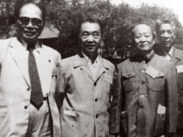 马识途(左一)、王汉斌(左二)、袁永熙(左三)合影.jpg 马识途(左一)、王汉斌(左二)、袁永熙(左三)合影.jpg