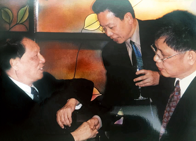 应美国华人工商科技协会主席李大西的邀请,全国人大大副委员长成思危前往参加会议.jpg 应美国华人工商科技协会主席李大西的邀请,全国人大大副委员长成思危前往参加会议.jpg