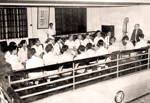 1950年，陈嘉庚途经香港，考察香港集友银行并发表演说.jpg