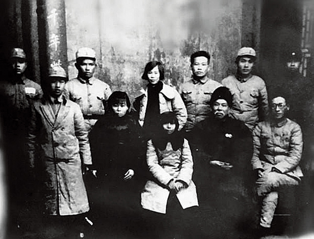 贺子珍(第二排中间), 王定国,谢觉哉 (第一排左2,右2).jpg 贺子珍(第二排中间), 王定国,谢觉哉 (第一排左2,右2).jpg