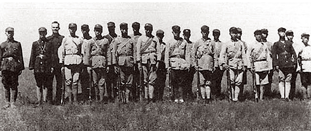 美国记者埃德加·斯诺(左三)与大渡河勇士在陕北合影.jpg 美国记者埃德加·斯诺(左三)与大渡河勇士在陕北合影.jpg