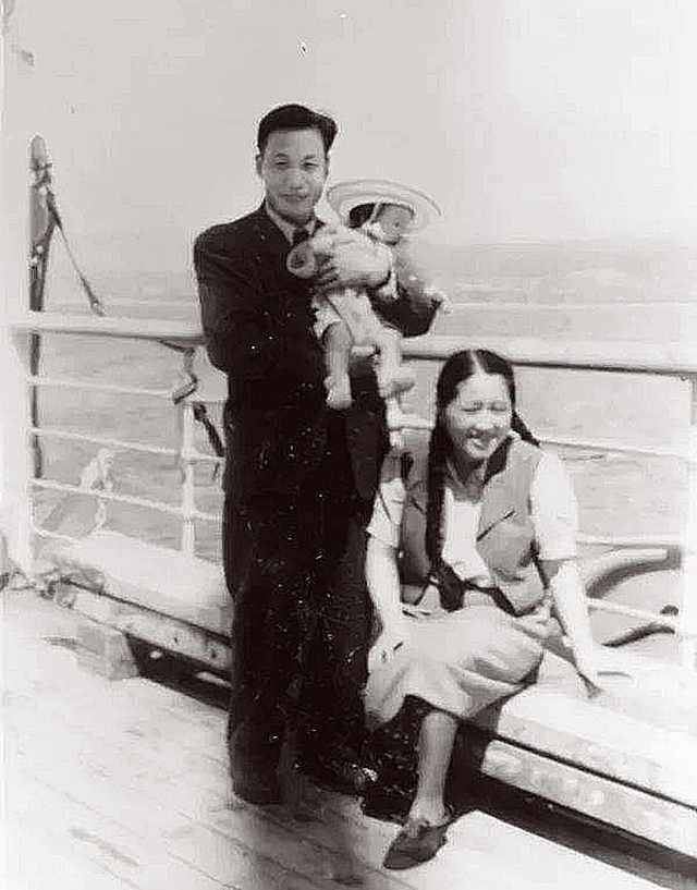 1948年，钱三强、何泽慧夫妇及女儿在回国的轮船上.jpg