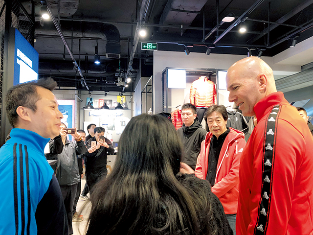 2、齐达内兴高采烈地与球迷交谈.jpg 2、齐达内兴高采烈地与球迷交谈.jpg