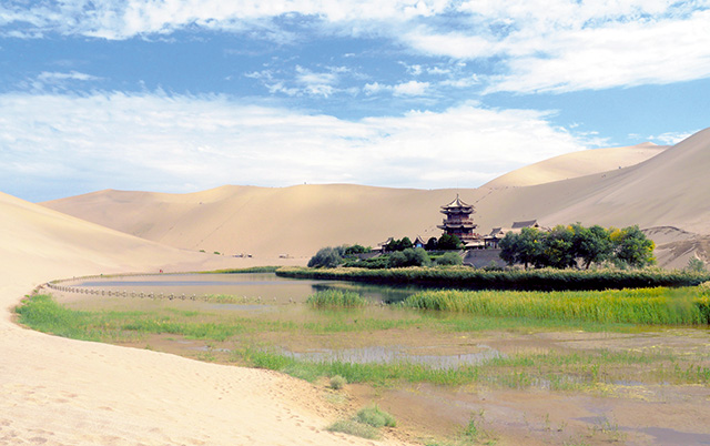 9.敦煌鸣沙山月牙泉.jpg
