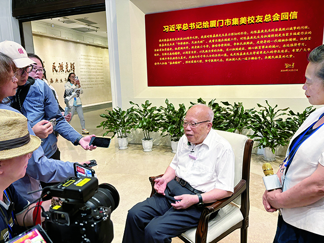 任镜波接受海外华文媒体人采访(摄影程龙,背景为习近平总书记给厦门市集美校友总会回信).jpg 任镜波接受海外华文媒体人采访(摄影程龙,背景为习近平总书记给厦门市集美校友总会回信).jpg