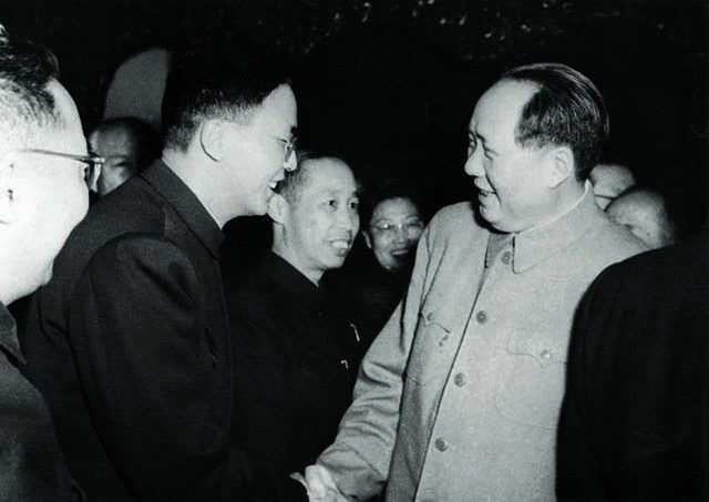 (第一位置)1958年毛主席与华罗庚握手.jpg (第一位置)1958年毛主席与华罗庚握手.jpg