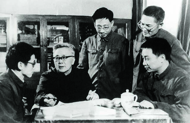 华罗庚与助手讨论数学.jpg 华罗庚与助手讨论数学.jpg