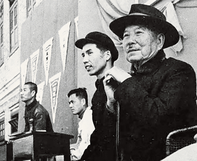 1955年,陈嘉庚(右1)参观集美学校运动会.jpg 1955年,陈嘉庚(右1)参观集美学校运动会.jpg