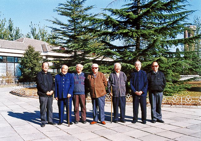 19951115 北京达园宾馆鉴定组七位成员合影 谢辰生刘九庵杨仁恺谢稚柳启功徐邦达傅熹年.jpg 19951115 北京达园宾馆鉴定组七位成员合影 谢辰生刘九庵杨仁恺谢稚柳启功徐邦达傅熹年.jpg