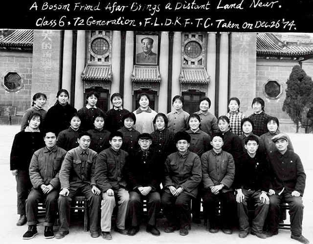 右1为当时的英文系班長万伯翶。全体师生1975三月合影於大礼堂门前.jpg