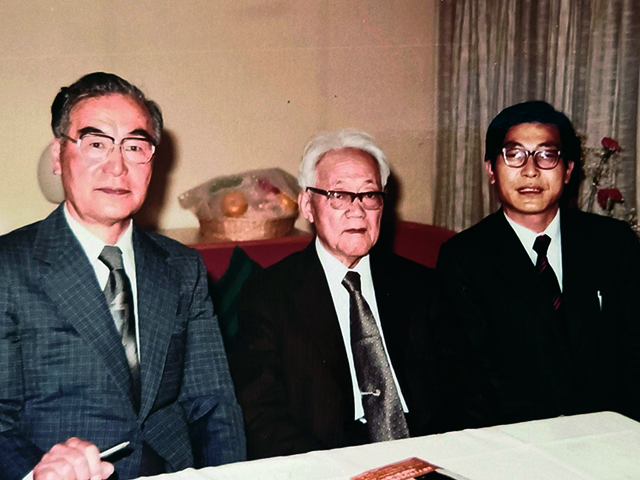巴金会见《随想录》译者石上韶左起石上韶、巴金、作者.jpg 巴金会见《随想录》译者石上韶左起石上韶、巴金、作者.jpg