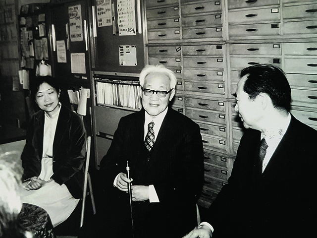 巴老访问日中文化交流协会事务局左起李小林、巴老、白土吾夫.jpg 巴老访问日中文化交流协会事务局左起李小林、巴老、白土吾夫.jpg