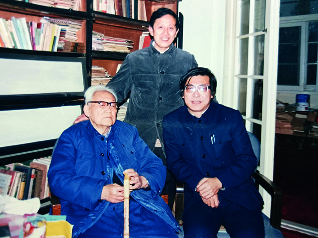 在巴老书房左起巴金、徐钤(上海作协外联室主任)、作者.jpg 在巴老书房左起巴金、徐钤(上海作协外联室主任)、作者.jpg