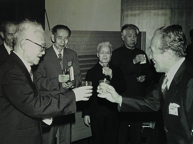 中国作家代表团在欢迎酒会上.jpg 中国作家代表团在欢迎酒会上.jpg