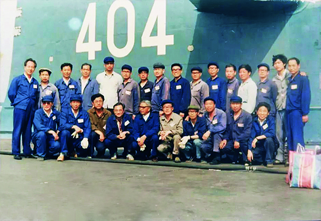 黄旭华(后排左一)同参与深潜试验的科研人员合影.jpg 黄旭华(后排左一)同参与深潜试验的科研人员合影.jpg