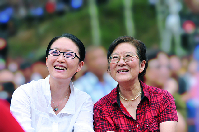 刘明明与妈妈邓小岚.jpg 刘明明与妈妈邓小岚.jpg