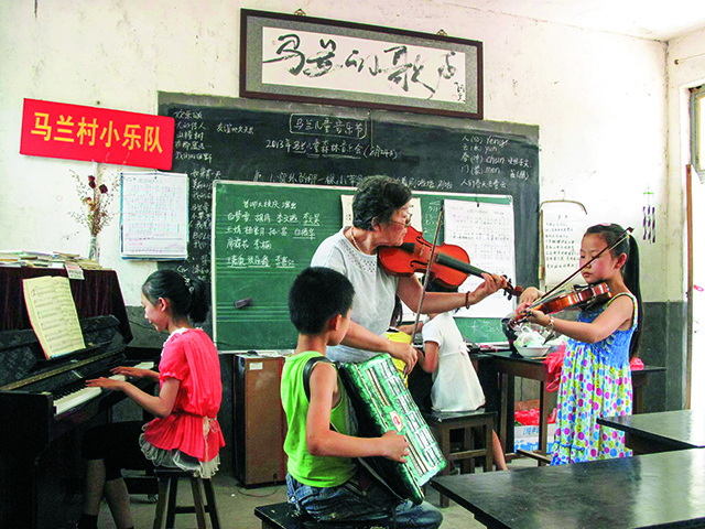 在马兰村教孩子们音乐的邓小岚.jpg 在马兰村教孩子们音乐的邓小岚.jpg