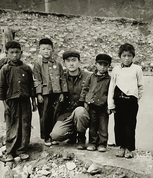 爸爸刘青岗与被救的4个藏族小孩.jpg 爸爸刘青岗与被救的4个藏族小孩.jpg