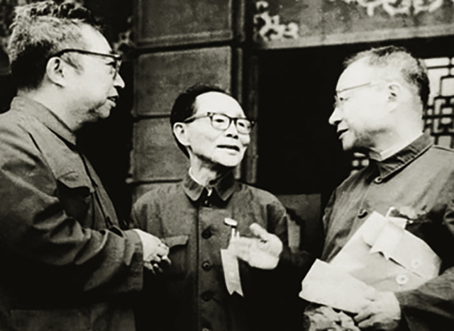 吴学周(中)与唐敖庆、王大珩交谈。(来源:李汀萍《化学家吴学周》,《科学24小时》,2004年8月1日,第12页).jpg 吴学周(中)与唐敖庆、王大珩交谈。(来源:李汀萍《化学家吴学周》,《科学24小时》,2004年8月1日,第12页).jpg
