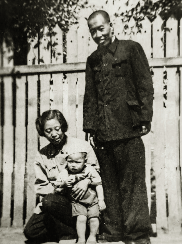 1951年张秀珂与妻子李性菊和孩子.jpg